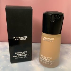 MAC Mineralize Moisture SPF15 Foundation